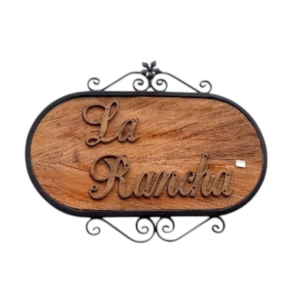 Aviso con marco metálico y fondo en madera